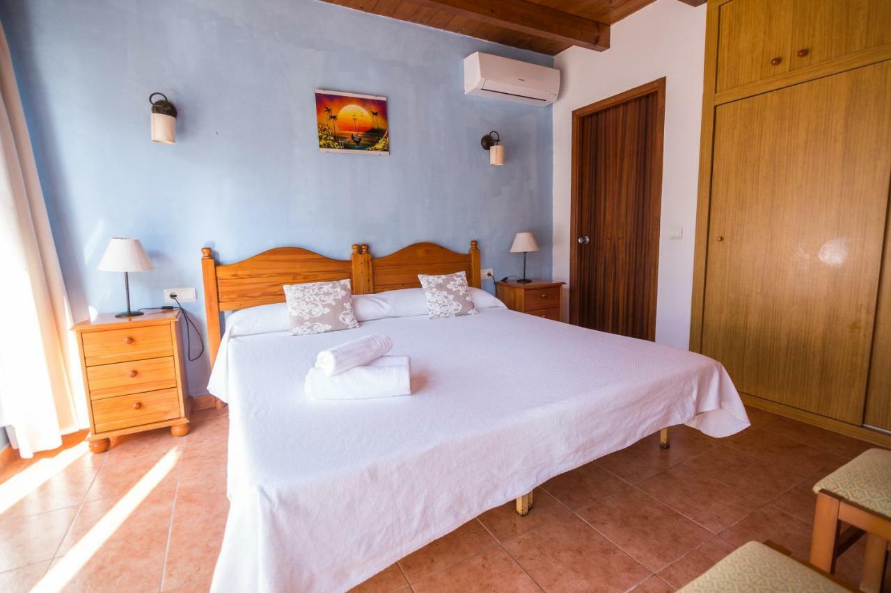 Hostal Cala Boix Es Cana Exteriör bild