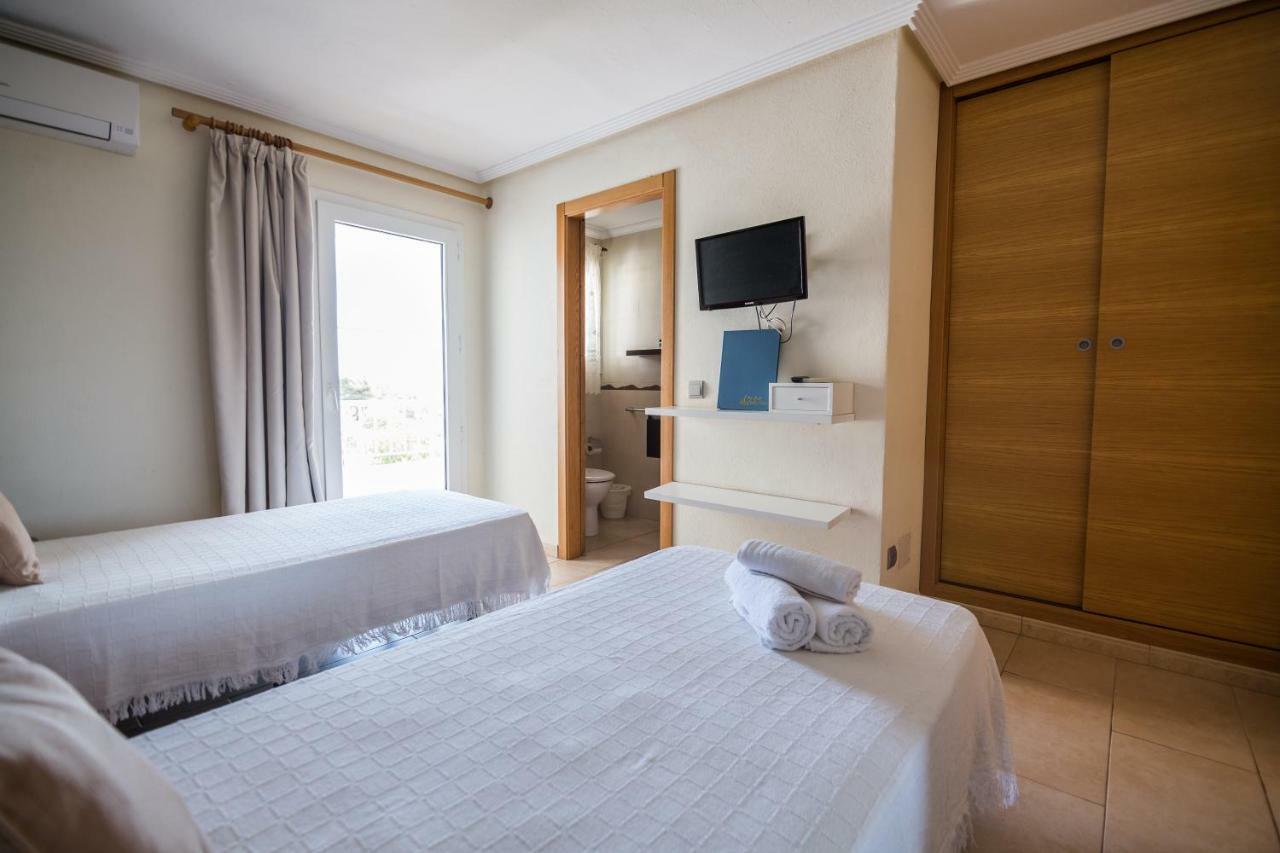 Hostal Cala Boix Es Cana Exteriör bild