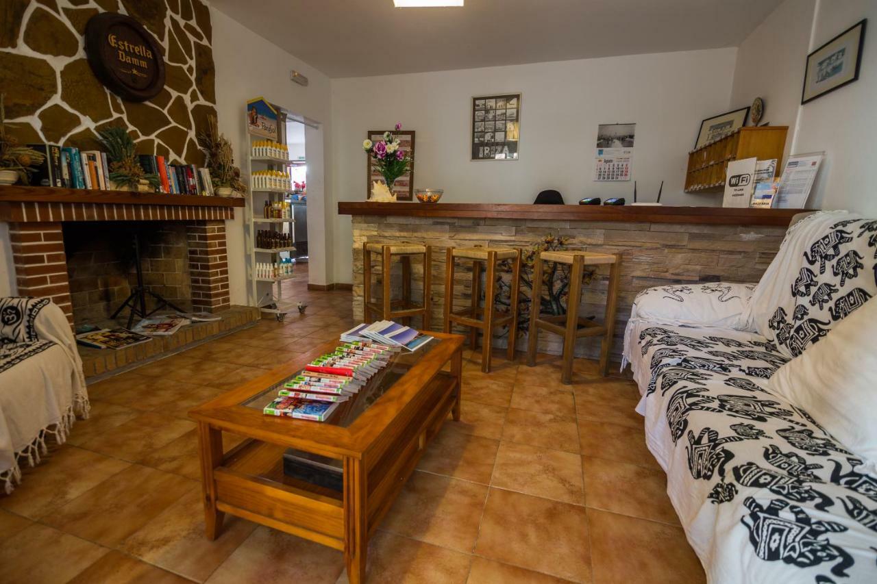 Hostal Cala Boix Es Cana Exteriör bild